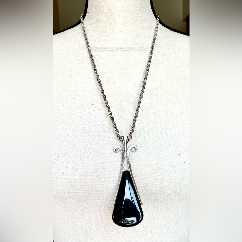 Avon vintage 3 5/8” X 1 2/8” pendant 24” chain necklace